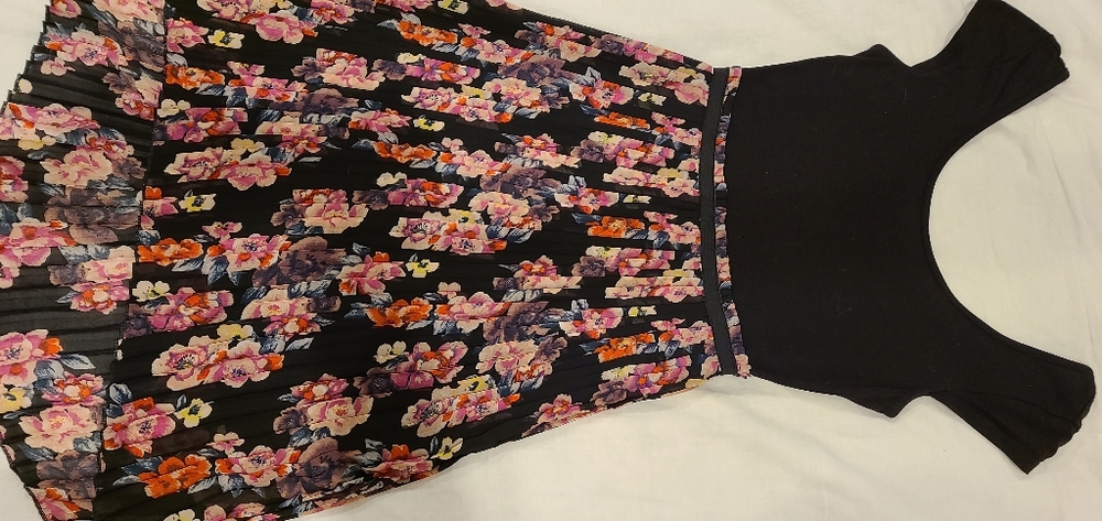 Lovely flowing flowered dress size m